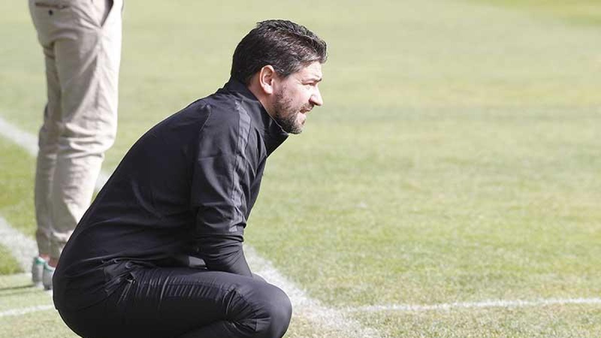 Fernando Estévez observa con atención el encuentro que el Burgos CF jugó ante el Atlético B.-SANTI OTERO