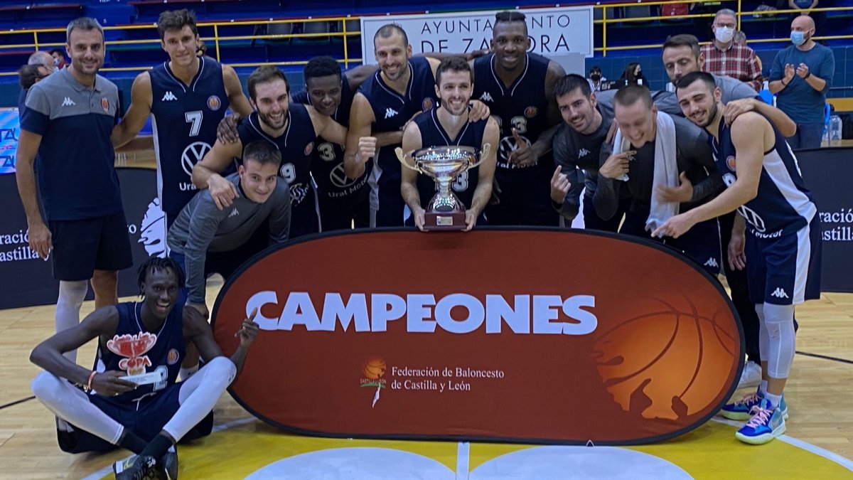 La plantilla del Tizona celebra el título conseguido en Zamora. TWITTER/ @FBCYL