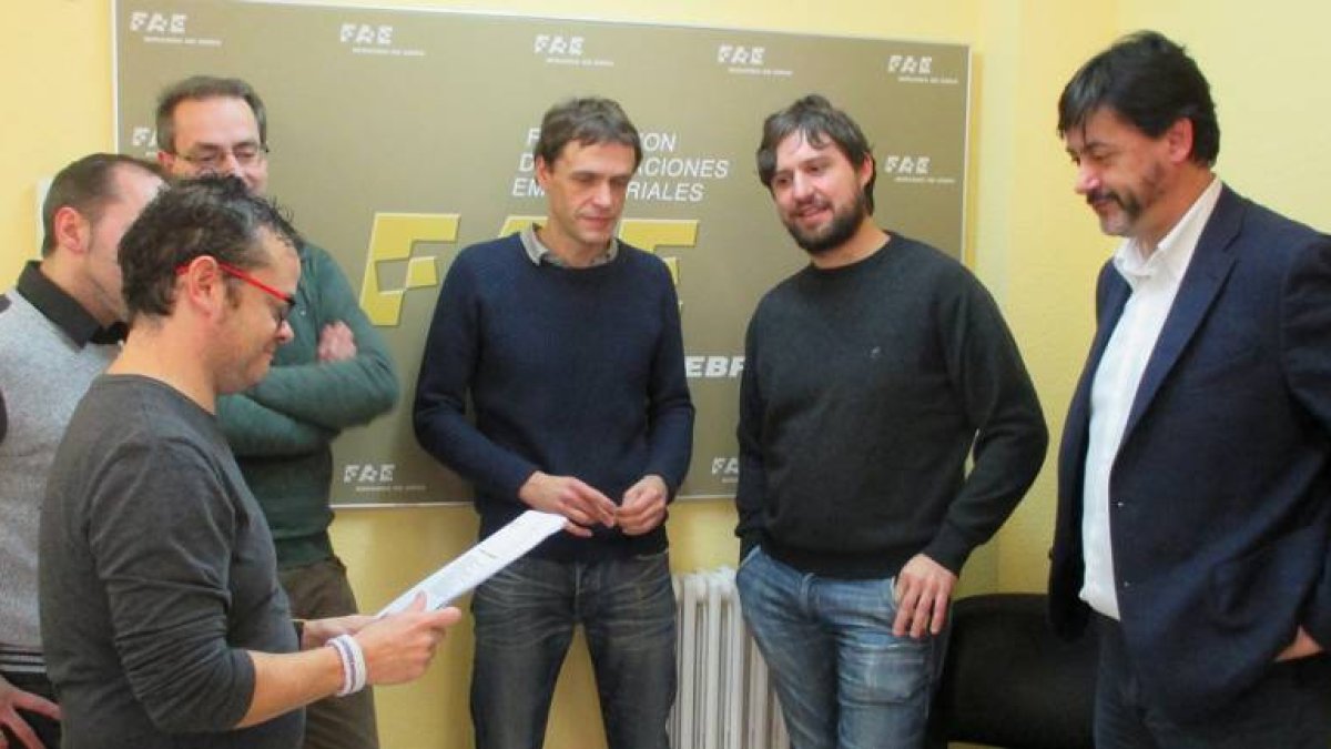Los promotores charlan antes de la rueda de prensa de presentación-E. M.