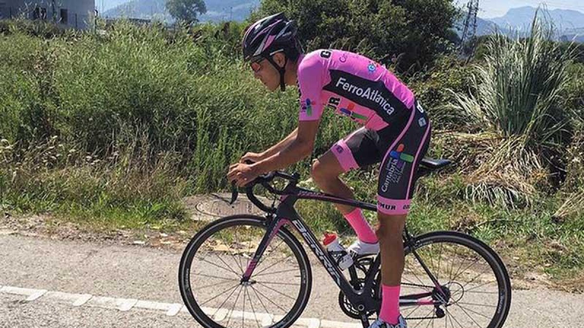 Óscar Linares con el maillot del Gomur Liébana durante la pasada campaña.-