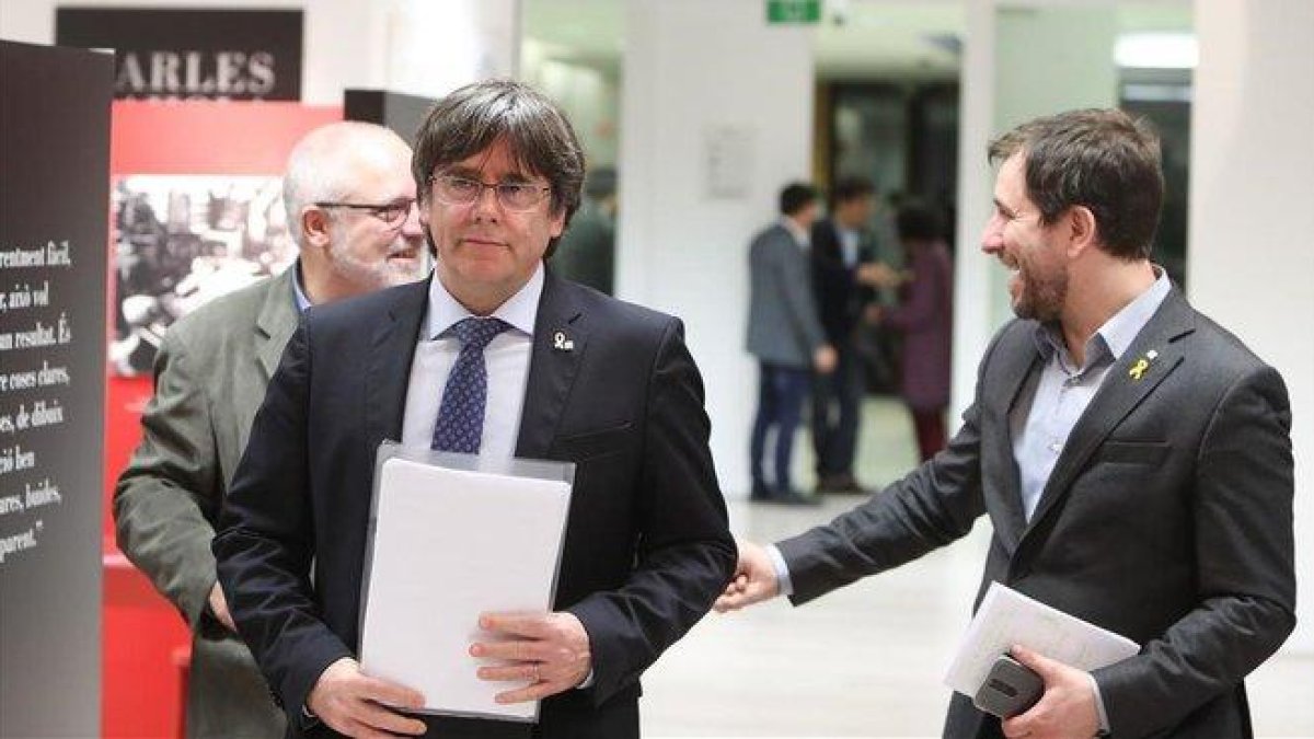 Puigdemont y Comín, hoy en el Parlamento Europeo.-AFP / ARIS OIKONOMOU