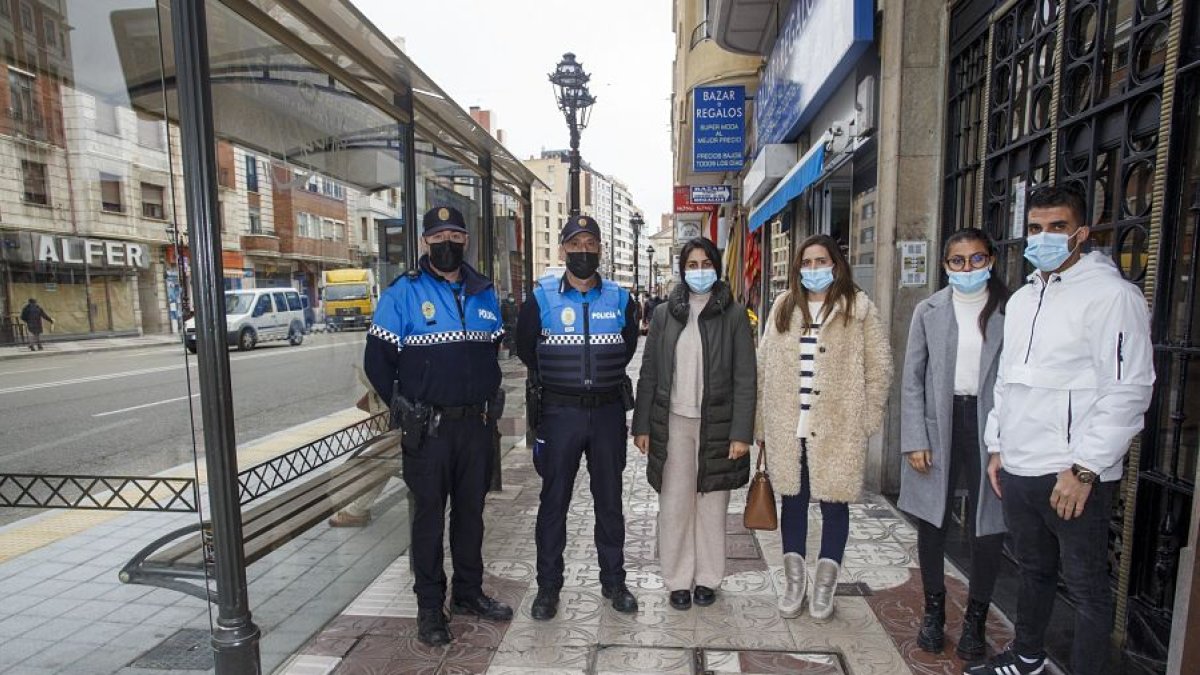 Fernando y José Luis, agentes de la Policía Local, junto a Sohayla y María Cristina, enfermeras que ayudaron a salvar la vida a un hombre tras sufrir un infarto. SANTI OTERO