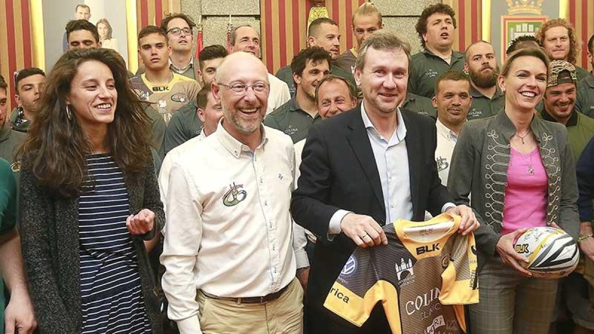Iñaki Sicilia, presidente del club, entregó al alcalde una camiseta del equipo durante la recepción oficial en presencia de las concejalas Blanca Guinea y Lorena de la Fuente, ayer.-RAÚL OCHOA