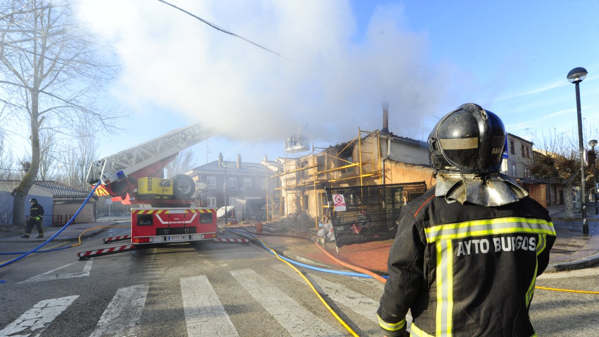 Imagen de un bombero en una intervención. RAÚL G. OCHOA