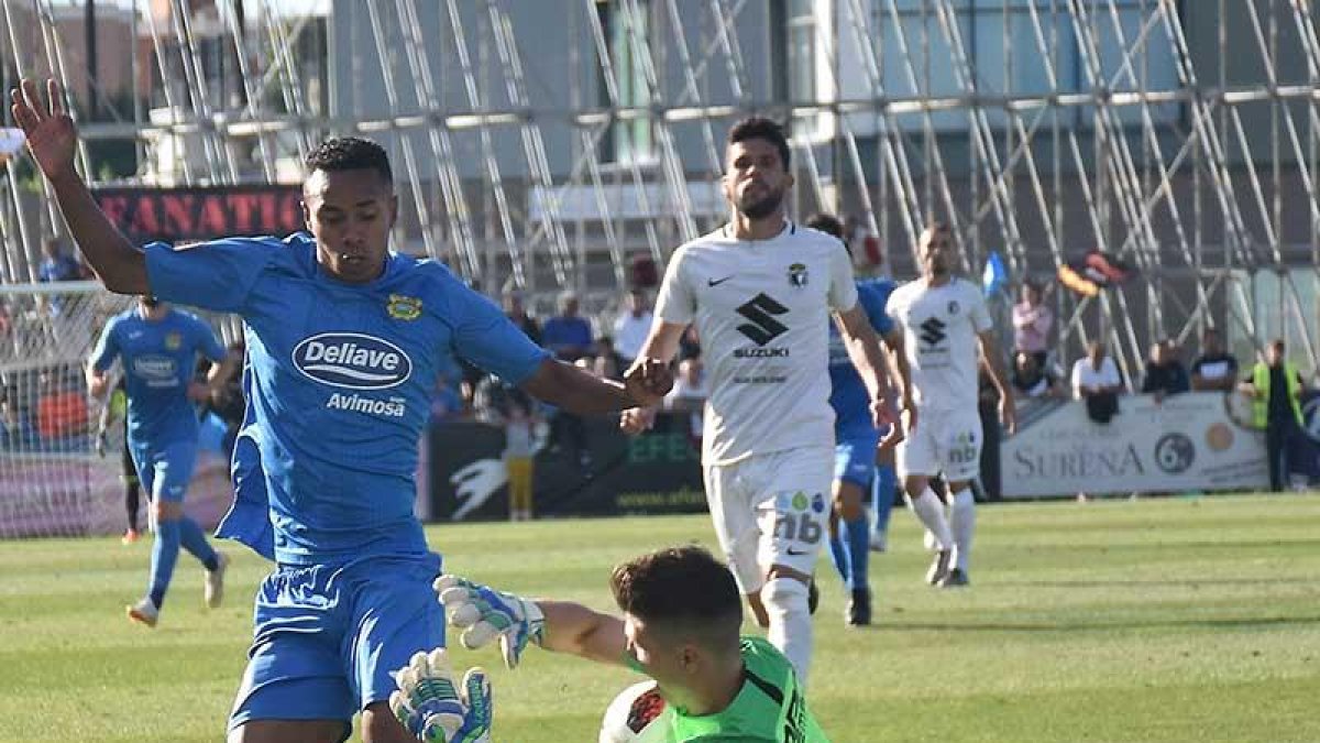 Benji, que debutó ayer en Liga, salva un mano a mano con Jeisson.-BEA COBOS