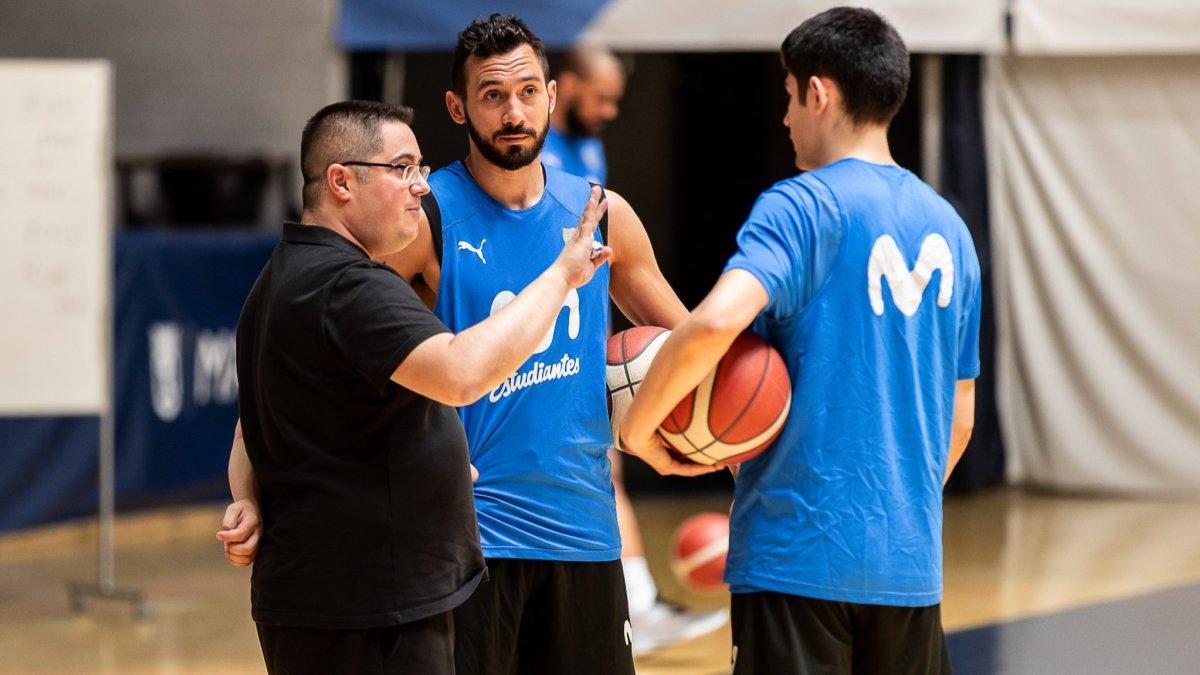 Epi da instrucciones durante un entrenamiento del Estudiantes. MOVISTAR ESTUDIANTES