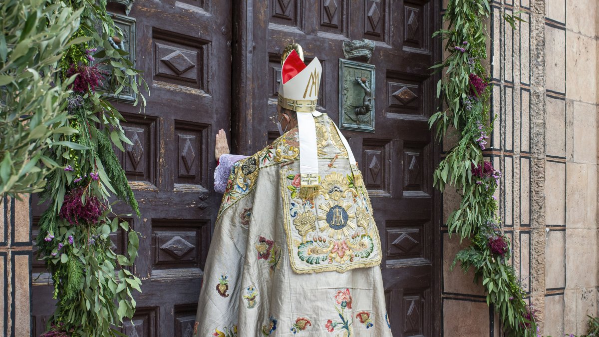 Apertura de la Puerta del Perdón de la Catedral para iniciar el Año Jubilar. SANTI OTERO