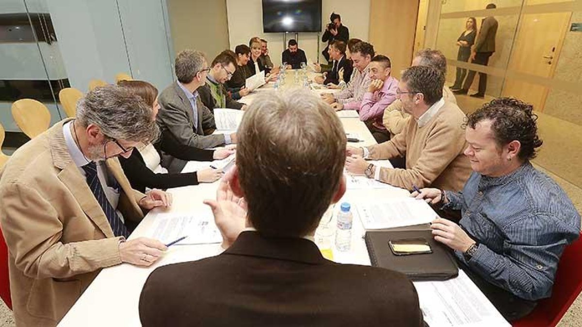 El alcalde, de espaldas, preside una de las reuniones del grupo de trabajo del proyecto ‘Ciudad Creativa de la Gastronomía’.-RAÚL G. OCHOA