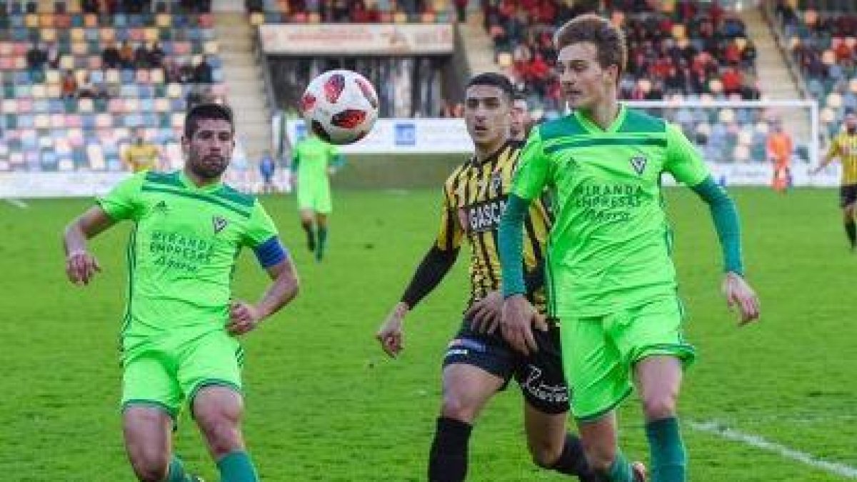 Imagen del choque que jugó el domingo el Mirandés en Lasesarre.-WWW.CDMIRANDES.COM