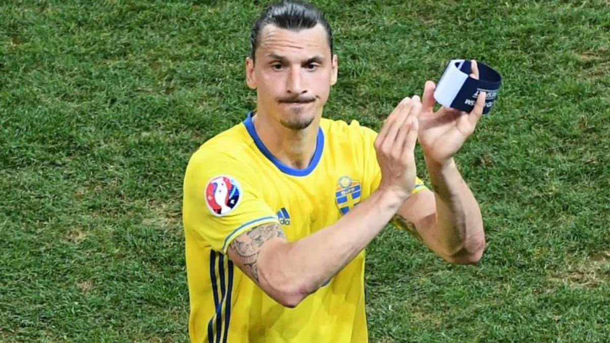Ibrahimovic se despide de la Europa, la semana pasada en Francia.-AFP / VINCENZO PINTO