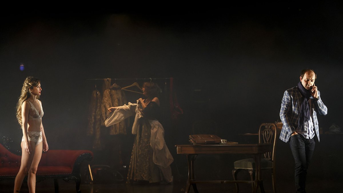 Atópico Teatro fue la compañía encargada de cerrar El Festival de la Parrala con ‘La Venus de Masoch’ en el teatro Clunia de Burgos. SANTI OTERO