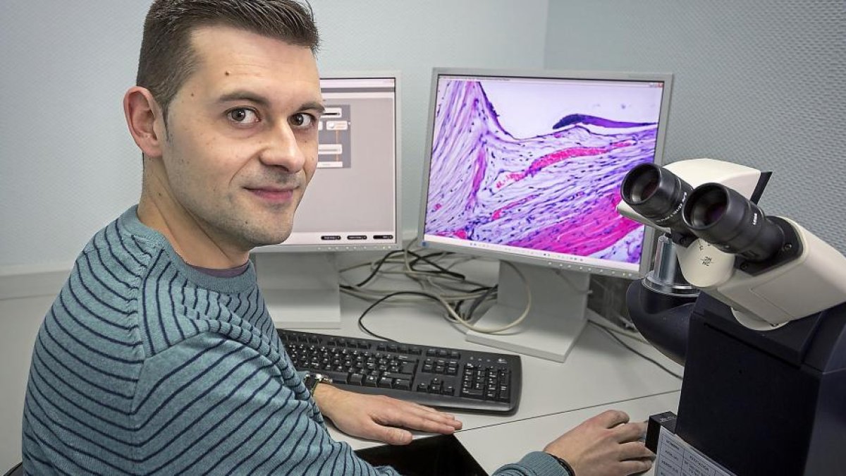 Iván Fernández, investigador del Grupo de Retina, en las instalaciones del IOBA.-PHOTOGENIC
