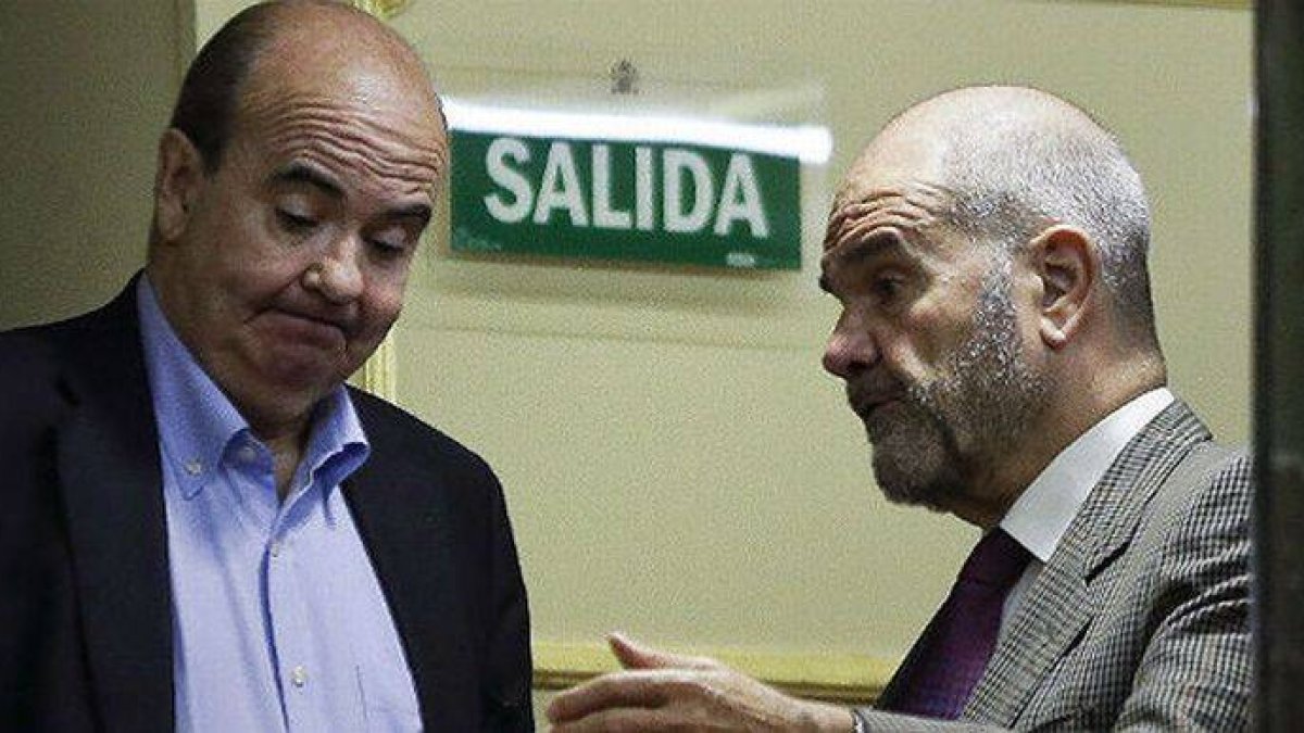 Los diputados socialistas Manuel Chaves y Gaspar Zarrías conversan, el pasado 18 de junio, durante el pleno del Congreso.-Foto: EFE / EMILIO NARANJO