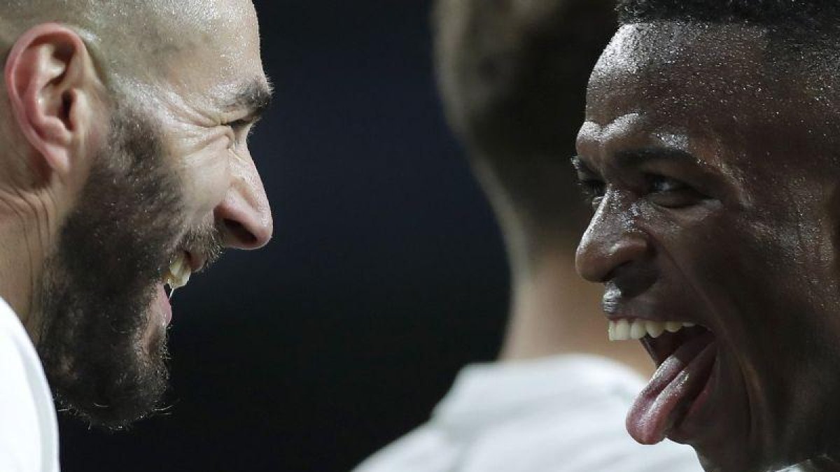 Vinicius (d) celebra un gol junto a Benzema en el último partido del Madrid.-AP