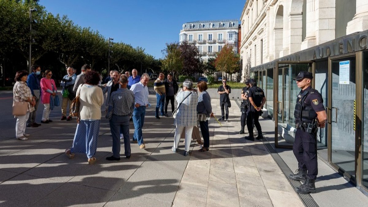 Miembros de ABAJ, ayer, antes de la vista pericial sobre la modificación del Plan General de Ordenación Urbana. SANTI OTERO
