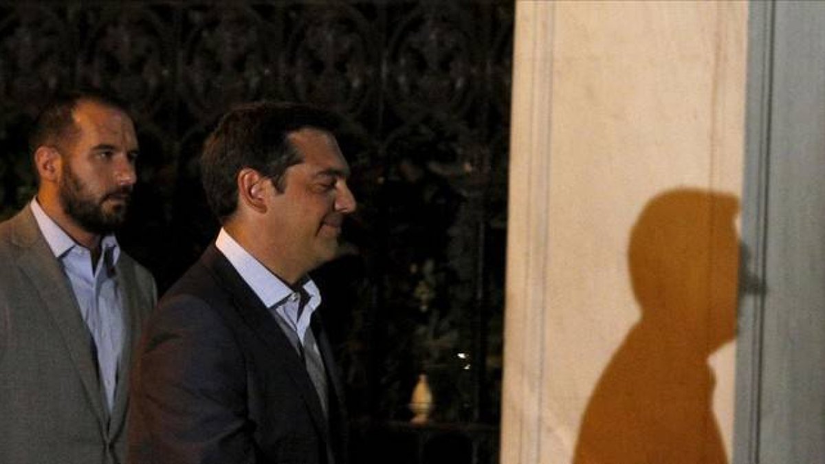 Fotografía en que se ve como el borde de una pared alarga la sombra de la nariz de Tsipras.-Foto: REUTERS / STOYAN NENOV