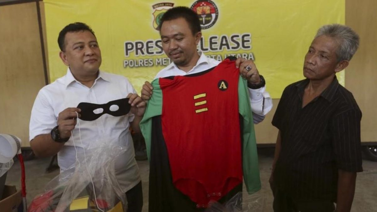 La policía indonesia muestra un disfraz de Robin como prueba de una fiesta gay por la que ha detenido a 141 hombres.-EFE