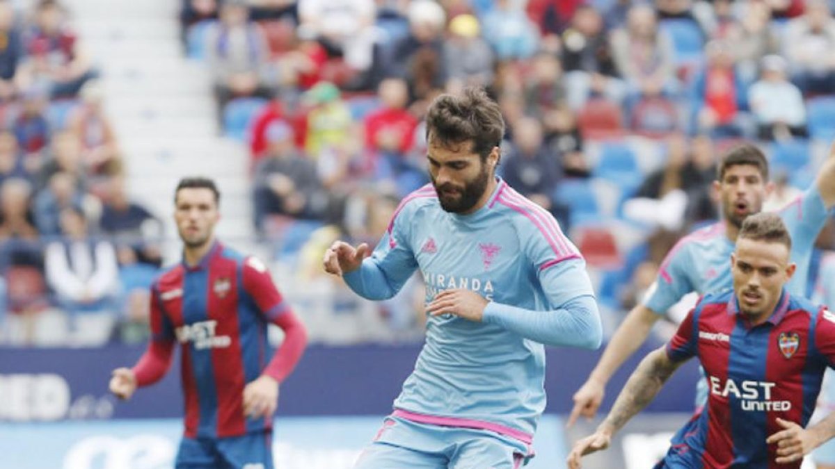 Fran Cruz se dispone a golpear el balón durante el partido de ayer en el Cuitat de Valencia.-LFP