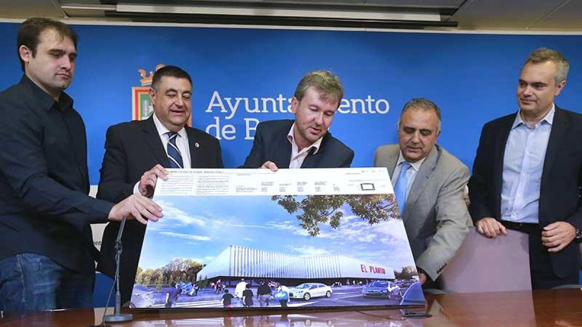 El alcalde, Javier Lacalle, presentó ayer el proyecto de remodelación de El Plantío-Raúl G. Ochoa