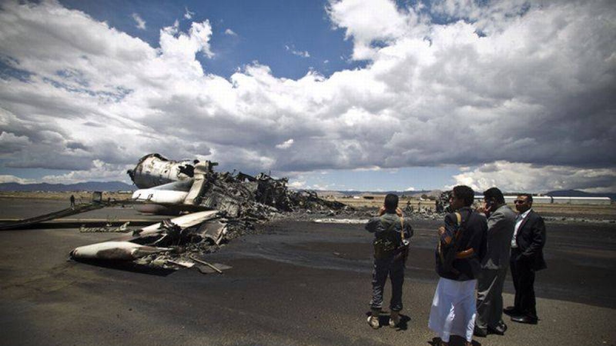 Restos de un avión en el aeropuerto de Sanaa.-Foto: AP / HASNI MOHAMMED