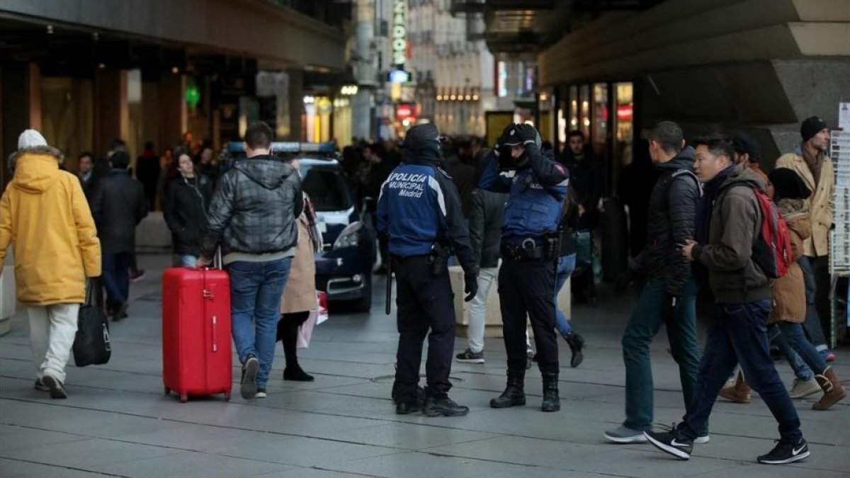 Policías municipales en la calle Carmen, preparados por su se producen aglomeraciones.-JOSE LUIS ROCA