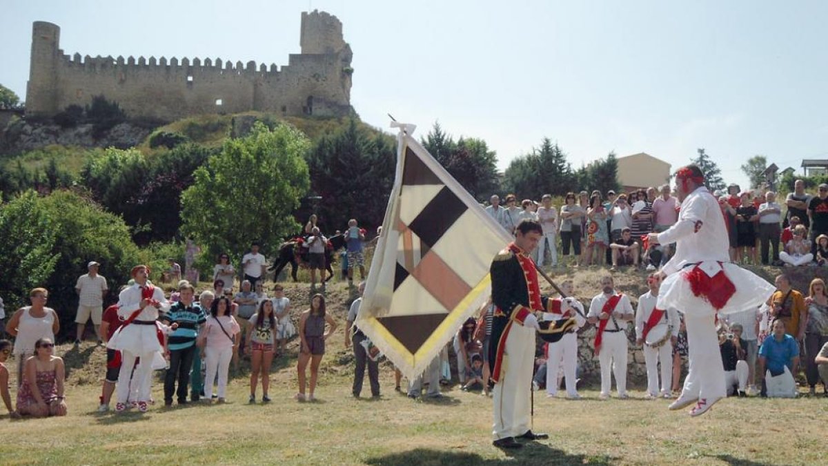 Decenas de asistentes acudieron a los pies del castillo fredense para presenciar la fiesta.-G. González