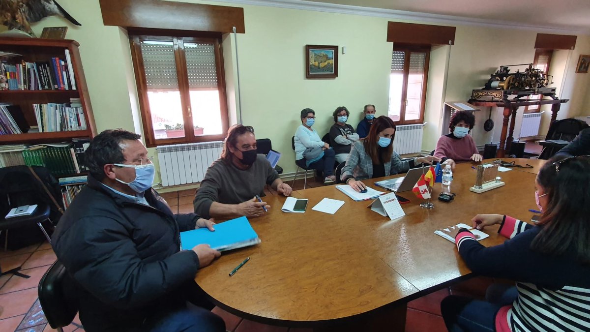 Isidro García (con mascarilla negra) es el nuevo alcalde en funciones