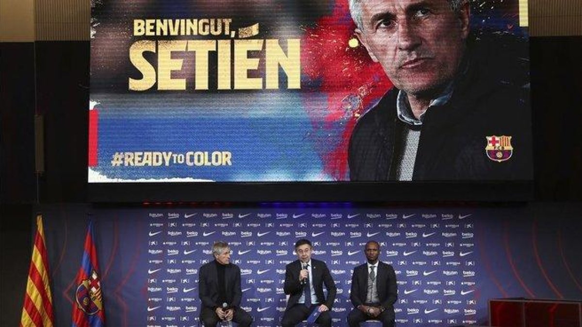 Quique Setién,Josep María Bartomeu y Eric Abidal, en el acto de presentación del nuevo técnico del Barça.-AP / EMILIO MORENATTI