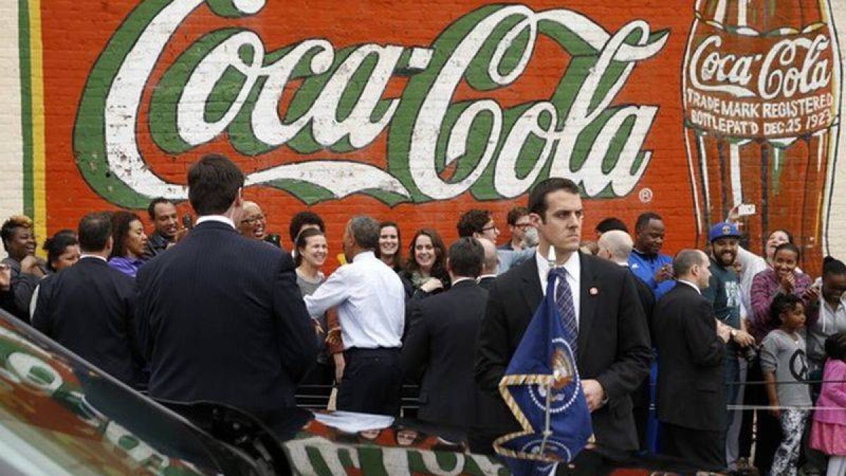 Obama saluda a ciudadanos, escoltado por agentes del servicio secreto, el martes en Atlanta.-Foto: REUTERS / KEVIN LAMARQUE