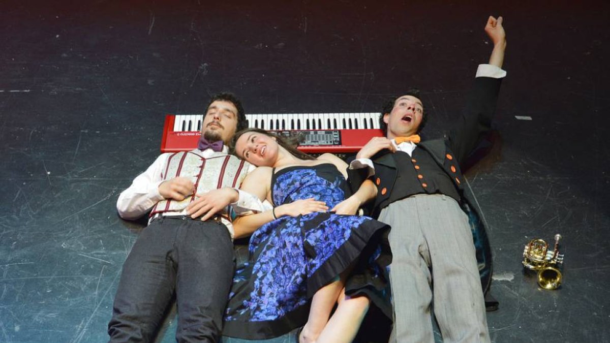 El pianista Erik Niemietz (i.), la cantante María Sedano y el actor Javier Ariza protagonizan ‘Circo marítimo’.-
