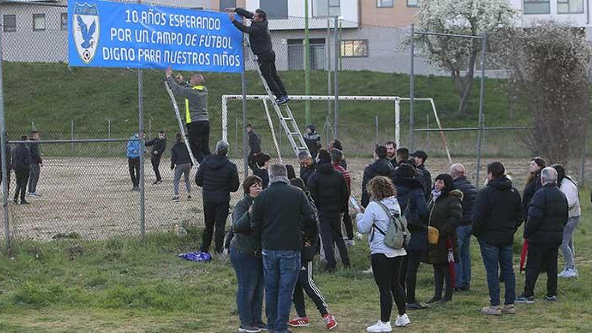 Los vecinos colocan una pancarta para reclamar la mejora del espacio.-RAÚL G. OCHOA