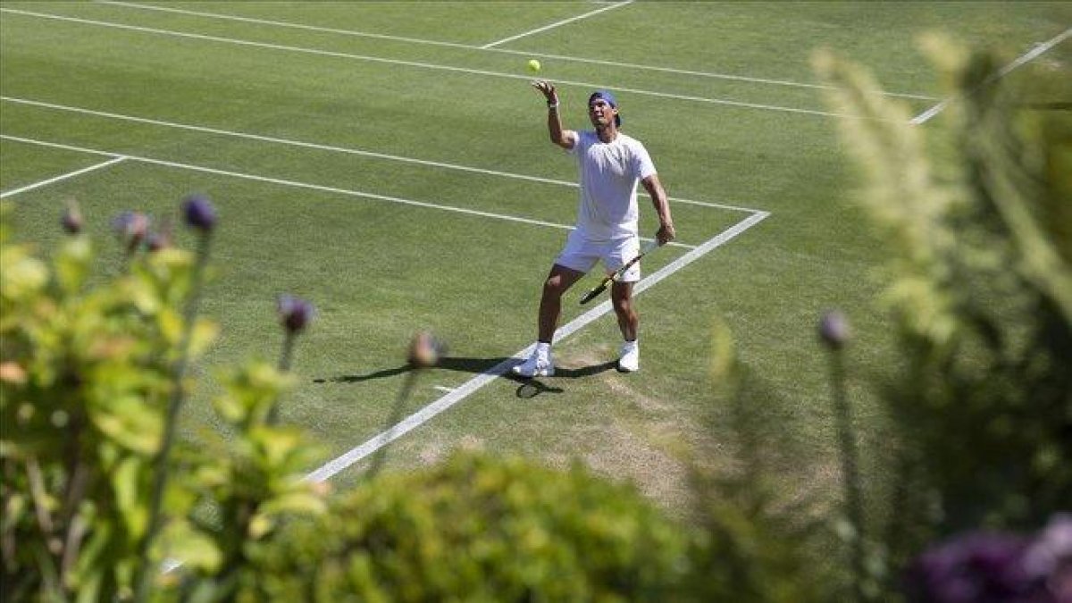 Nadal, en un entrenamiento en las pistas del All England Lawn de Wimbledon.-EFE / PETER KLAUNZER