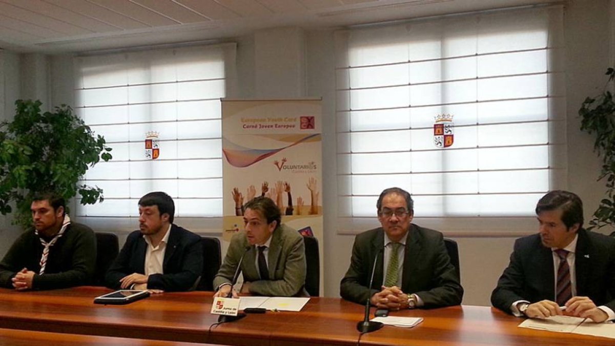 César Burón y Baudilio Fernández-Mardomingo, en el centro, explicando el Programa de Voluntariado Joven.-ECB