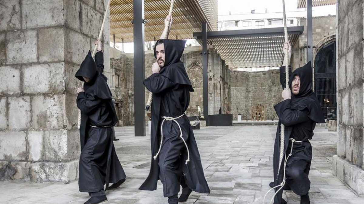 Las campanas volvieron a sonar ayer en la iglesia de San Juan durante el pase de prensa realizado por Cal y Canto, que viaja al siglo XIV.-Santi Otero