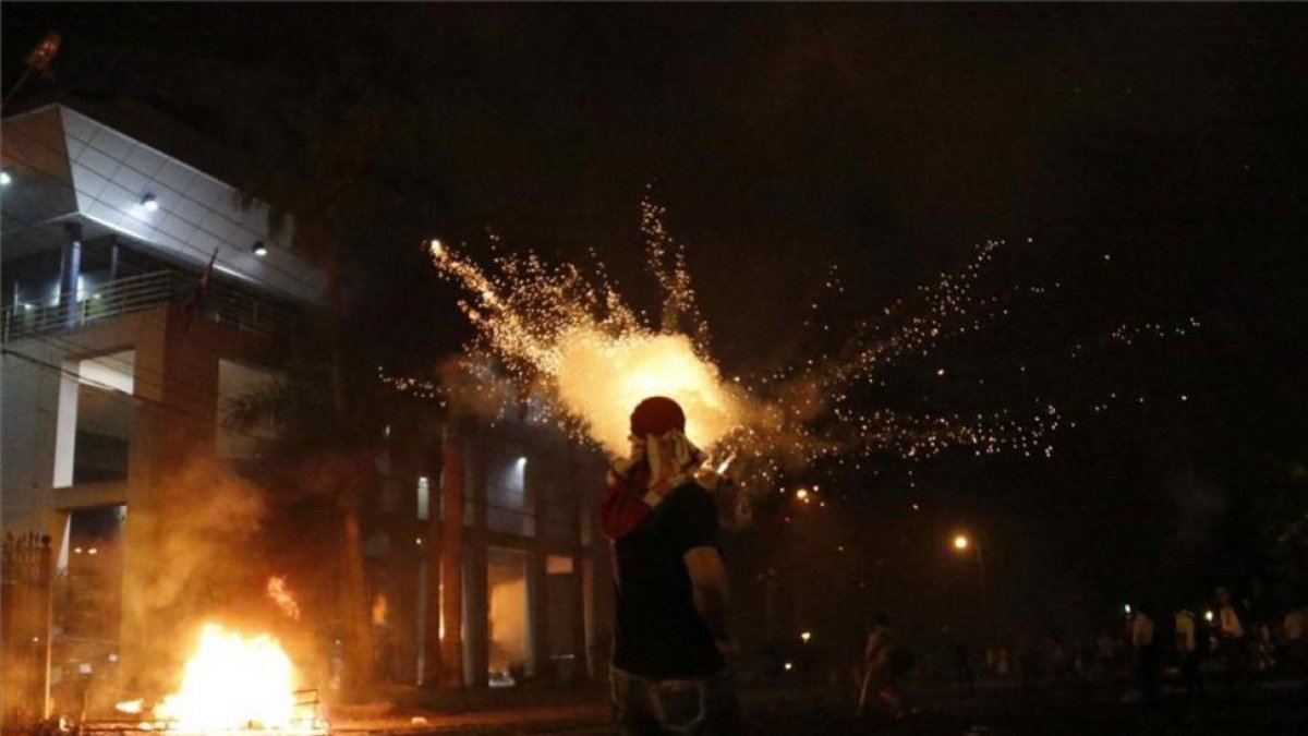 Parte del Congreso de Paraguay en llamas tras las protestas de los manifestantes.-EFE