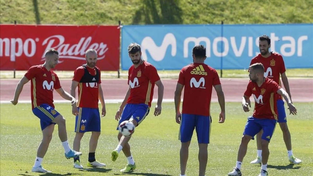 Deulofeu, Iniesta, Piqué, Costa, Alba y Busquets, durante el entrenamiento de la selección el martes en Las Rozas.-