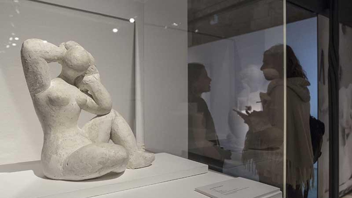 La muestra incluye varios modelos de yeso en los que se ve la mano y los apuntes del escultor como en esta, ‘Jeune fille se coiffant’-Santi Otero