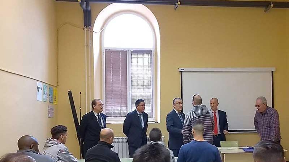 Un momento de la entrega de diplomas que presidió ayer Saiz.-