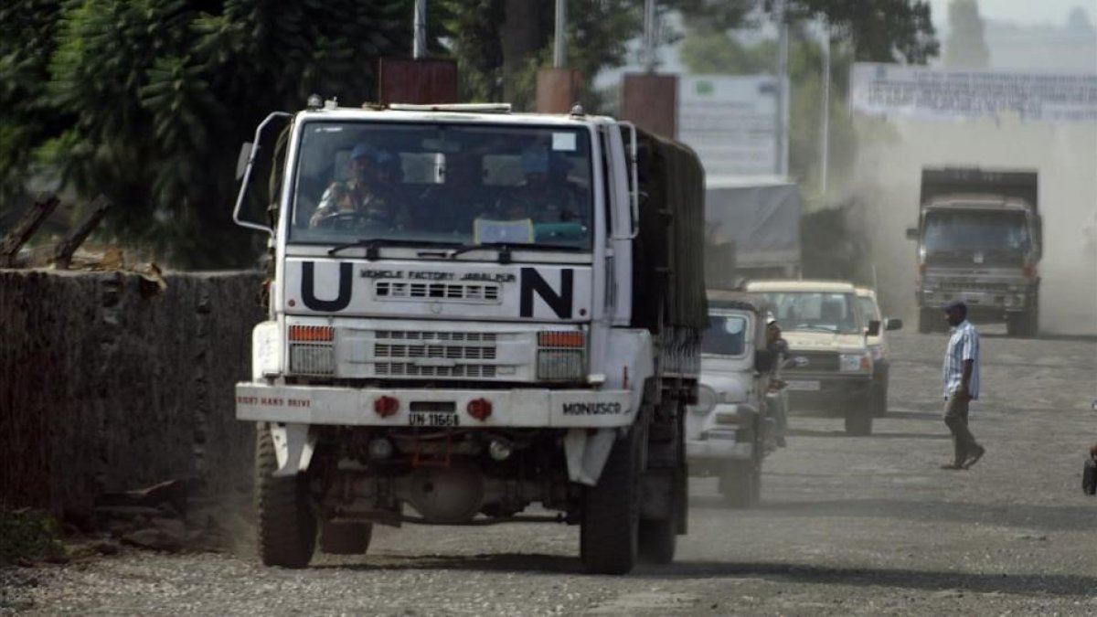 Un camión de soldados cascos azules en las calles de Goma, en le República Democrática del Congo.-XAVIER JUBIERRE