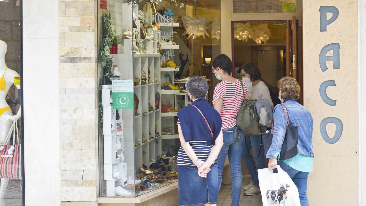 Un grupo de mujeres mira el escaparate de un pequeño comercio de la capital burgalesa. ISRAEL L. MURILLO