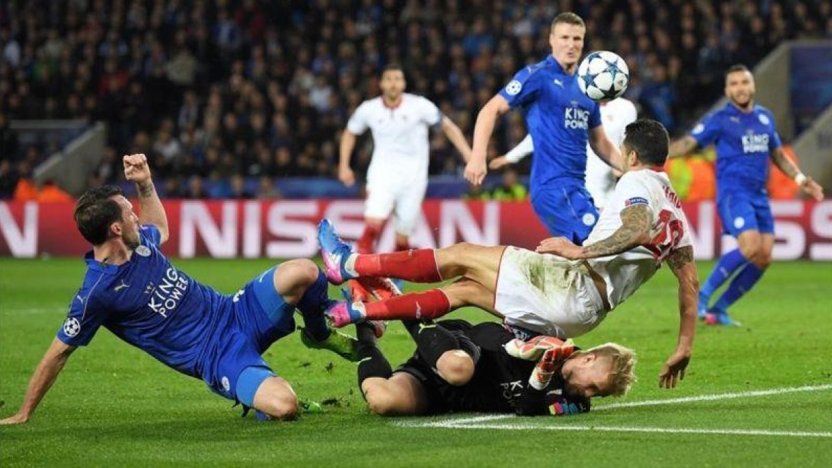Partido de Champions Leicester-Sevilla. En la imagen, Schmeichel hace el penalti sobre Vitolo que, segundos después, el portero del Leicester paró a N'Zonzi.-Laurence Griffiths