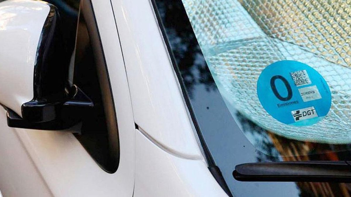 El distintivo de color azul se aplica en vehículos eléctricos e híbridos con más de 40 kilómetros de autonomía.-ECB