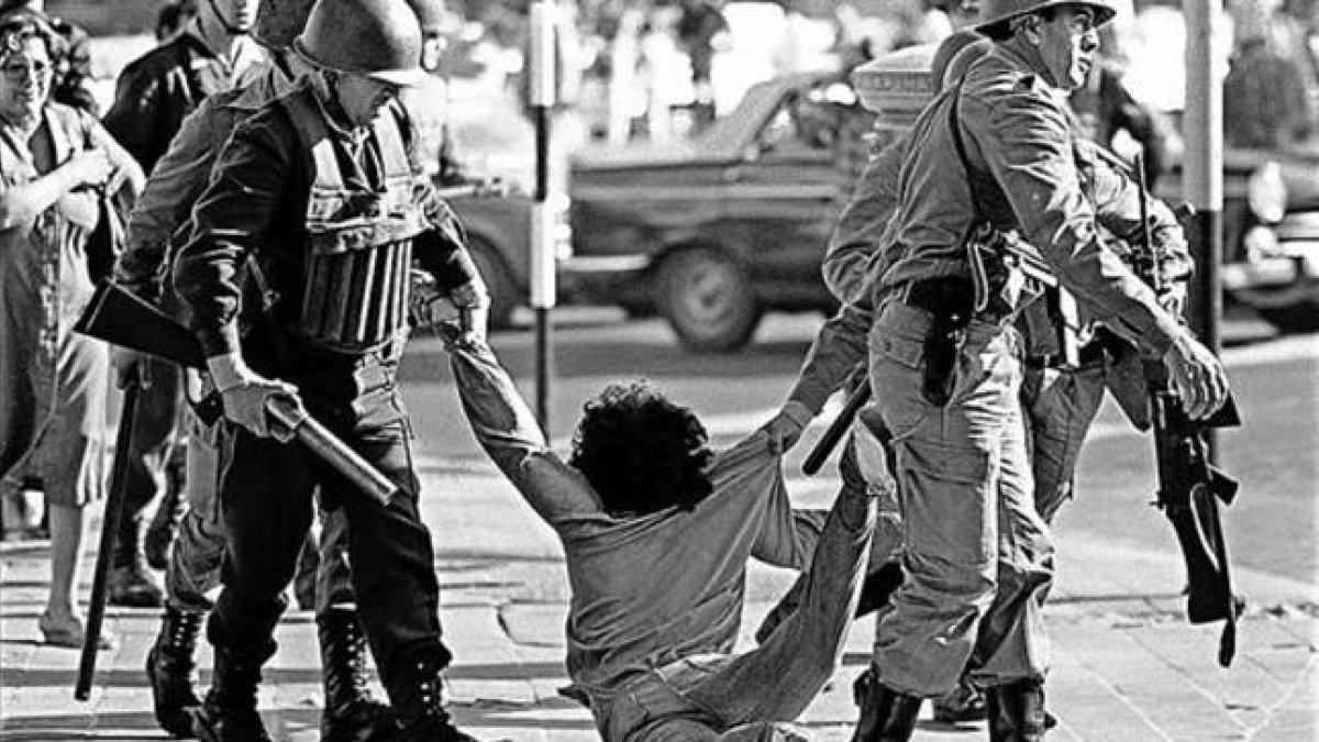 Arresto de un manifestante en una protesta contra la dictadura en 1982, en Buenos Aires-ARCHIVO