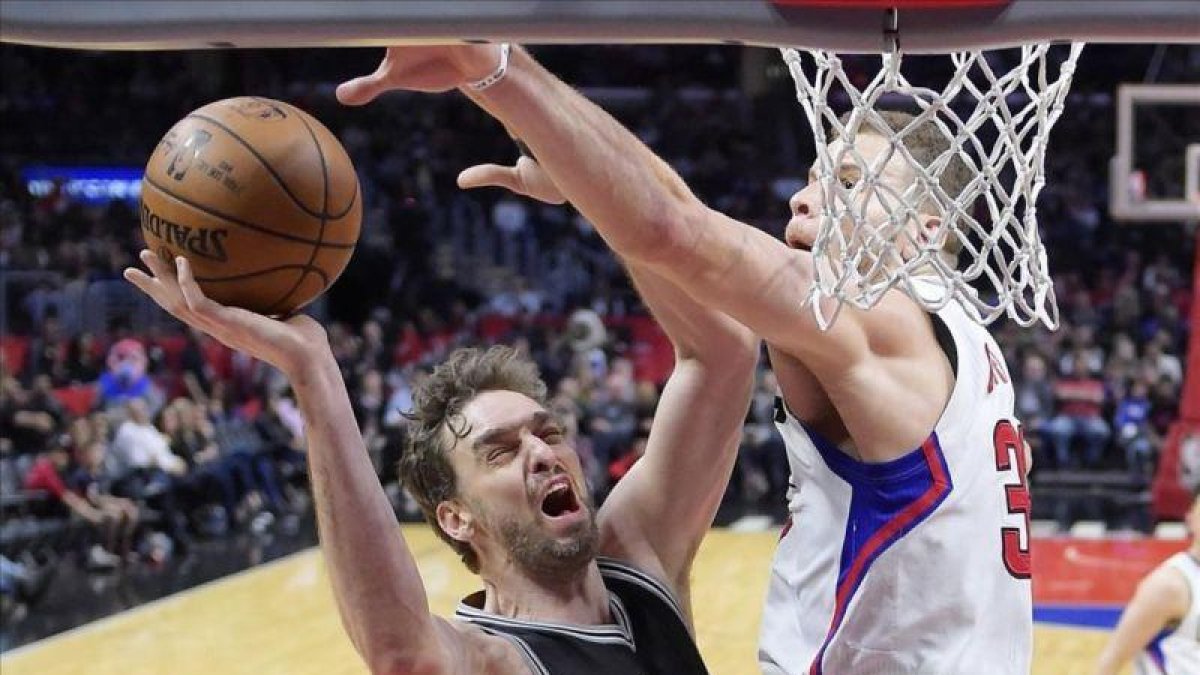 Pau Gasol trata de encestar ante Blake Griffin, de los Clippers.-AP / MARK J. TERRILL