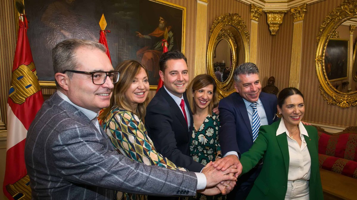 Los portavoces de todos los grupos políticos municipales y el alcalde, Daniel de la Rosa, se dieron la mano tras presentar la proposición. TOMÁS ALONSO