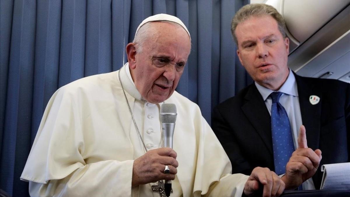 El Papa atiende a los medios en su regreso desde Dublín.-POOL