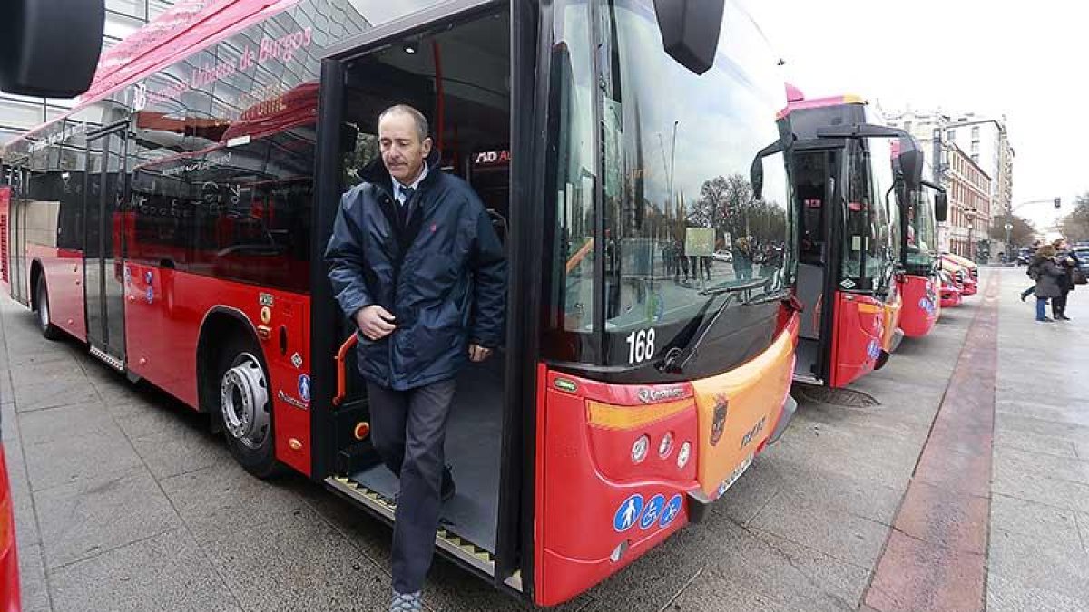 Un conductor se baja de uno de los nuevos autobuses que, ayer, estuvieron estacionados en el paseo de Atapuerca.-RAÚL G. OCHOA