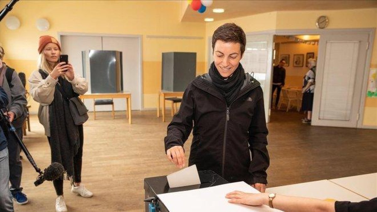La líder de los Verdes alemanes, Ska Keller, en el momento de votar en Berlín.-EFE / OMER MESSINGER
