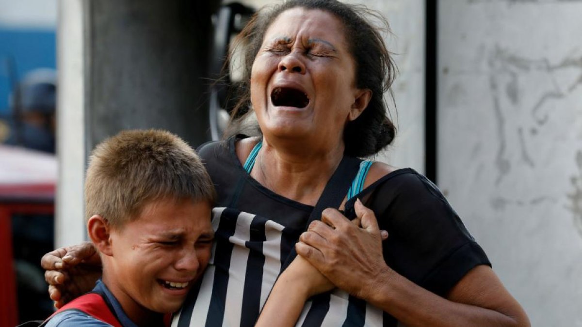 Familiares de uno de los detenidos fallecidos en el incendio de la comisaría de Carabobo-REUTERS