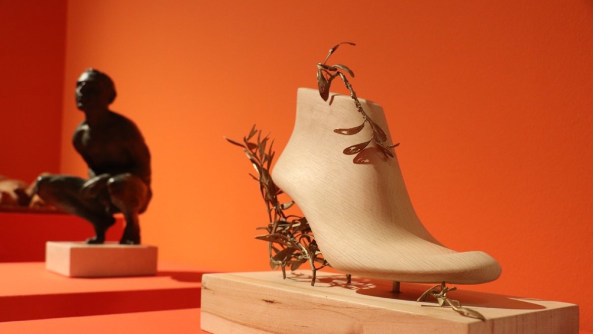 Una parte de la exposición se centra en las representaciones artísticas del pie con una selección de obras que tienen como elemento principal esta región anatómica. MEH